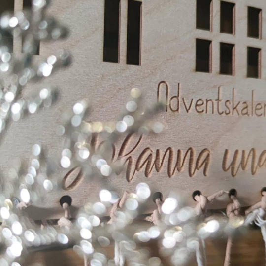 Adventskalender Holz | personalisiert | Häuserreihe - Personalisierte Geschenke | Geschenkhaltig