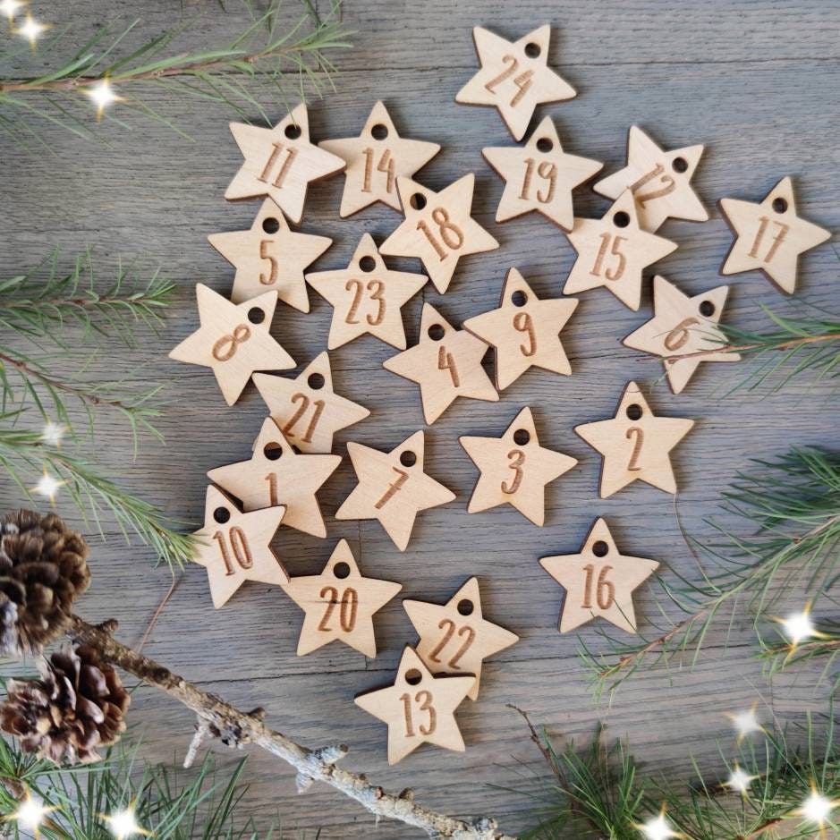 Adventskalender Anhänger | Holzsterne - Geschenkhaltig | personalisierte Geschenke