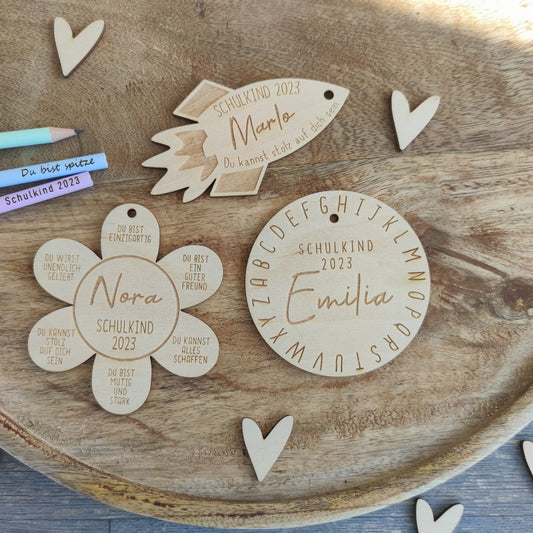 Anhänger Schultüte Holz | personalisierte Holzanhänger mit Namen zur Einschulung | Geschenk Einschulung - Personalisierte Geschenke | Geschenkhaltig