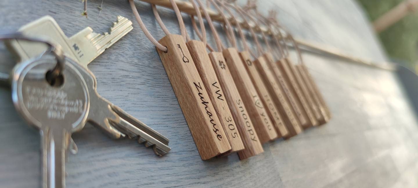 Schlüsselanhänger personalisiert | Eiche massiv - Personalisierte Geschenke | Geschenkhaltig