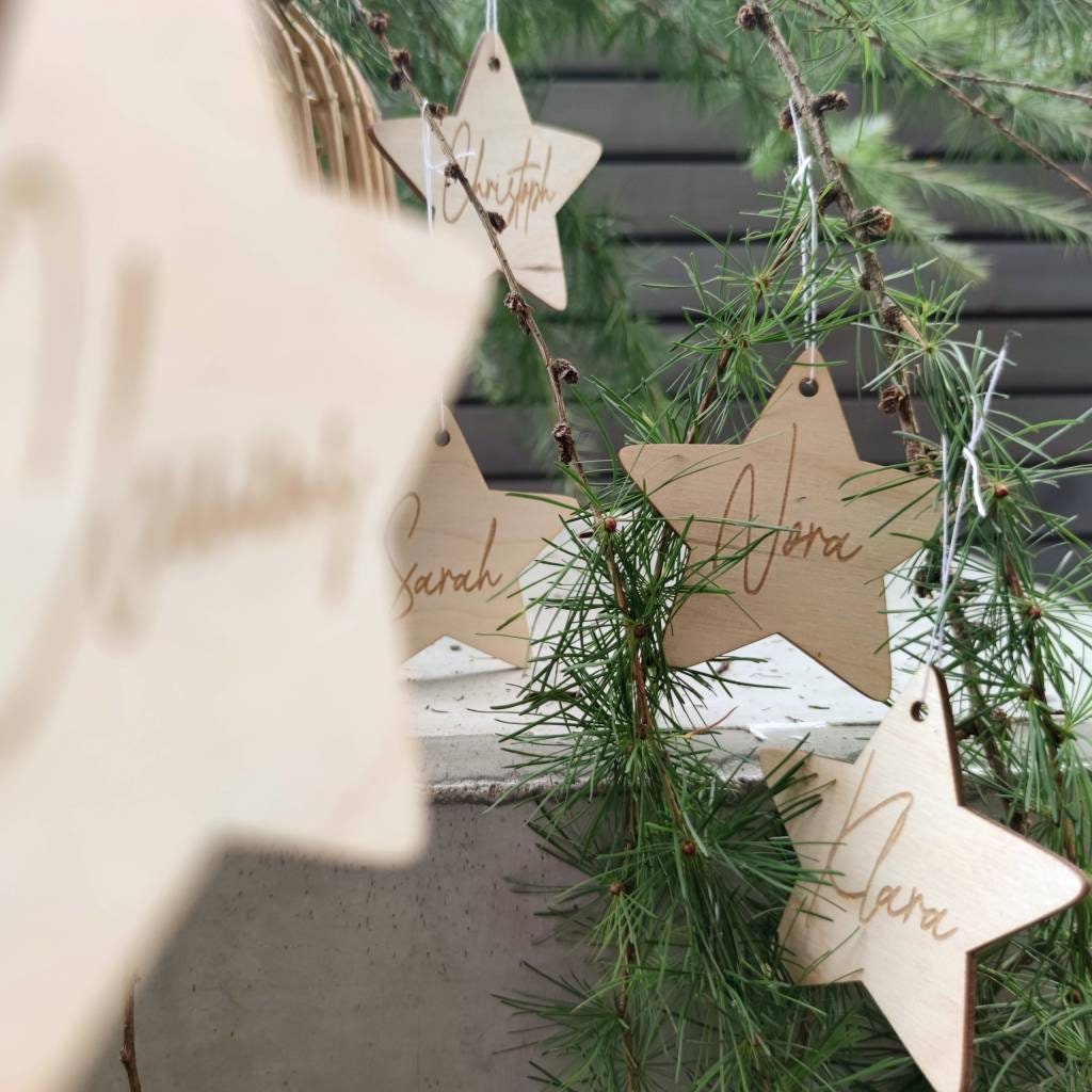 Weihnachtsstern mit Name | Holzstern - Personalisierte Geschenke | Geschenkhaltig