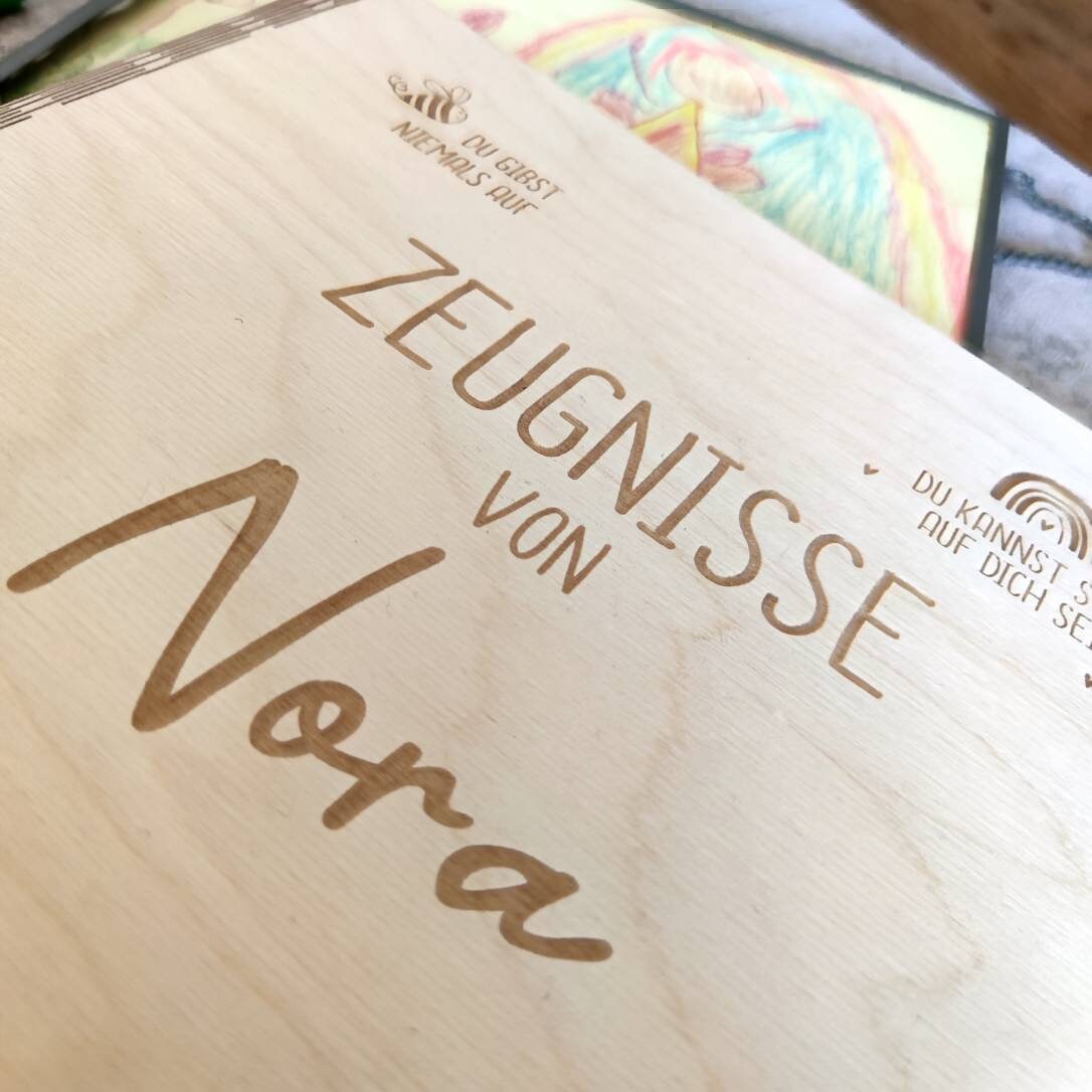 Zeugnismappe personalisiert aus Holz |  für Mädchen und Jungen - Personalisierte Geschenke | Geschenkhaltig