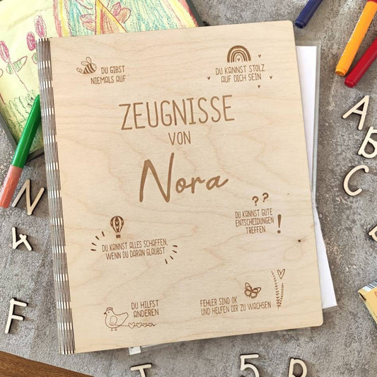 Zeugnismappe personalisiert aus Holz |  für Mädchen und Jungen - Personalisierte Geschenke | Geschenkhaltig